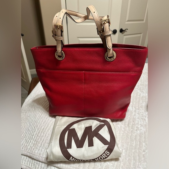 Michel khors purse// red// very clean// - Picture 3 of 4